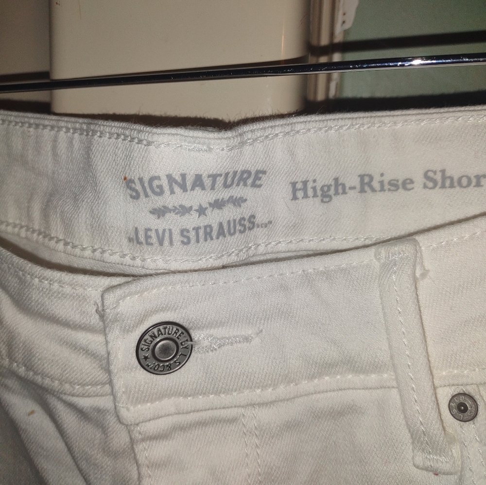 Woman's White High Rise Signature Levi's Strauss size 16 jean‎ shorts - Picture 3 of 3